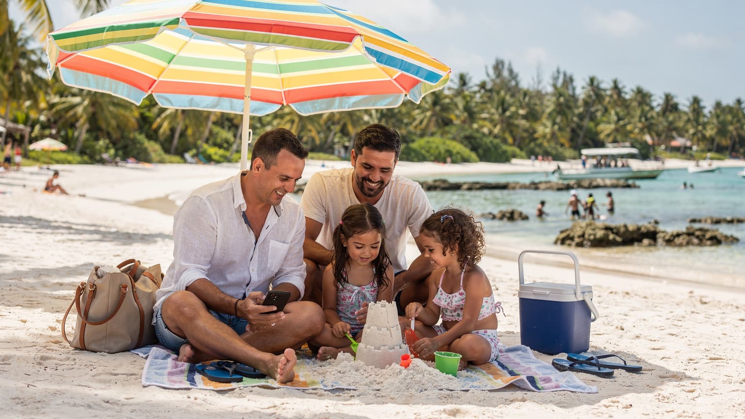 Uma família com duas crianças, pais e filhos, sorrindo e relaxando em uma praia ensolarada do Nordeste brasileiro, com coqueiros e um mar azul cristalino ao fundo, enquanto um dos pais verifica o celular com o eSIM ativado.