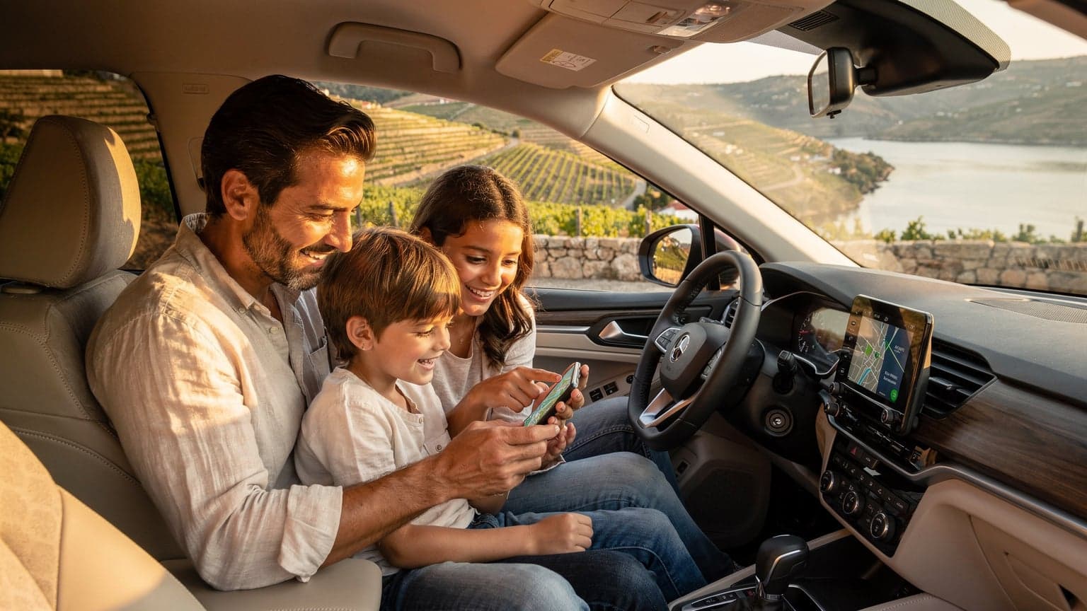 Uma família sorridente, com pai, mãe e duas crianças, a olhar para um mapa digital num iPhone 18 enquanto estão sentados num carro de aluguer moderno estacionado numa vinha ensolarada com vista para o Rio Douro, em Portugal.