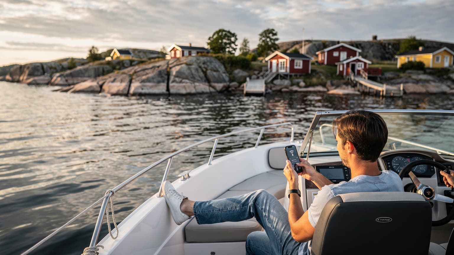 Båtliv i Skjærgården 2026: Slik får du stabilt nett fra Sverige til Danmark med eSIM