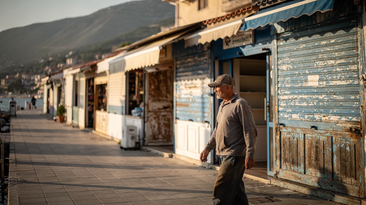 Πρωινό φως στο λιμάνι των Αγίων Σαράντα, με τα χαρακτηριστικά κτίρια και τις βάρκες δεμένες στο μώλο