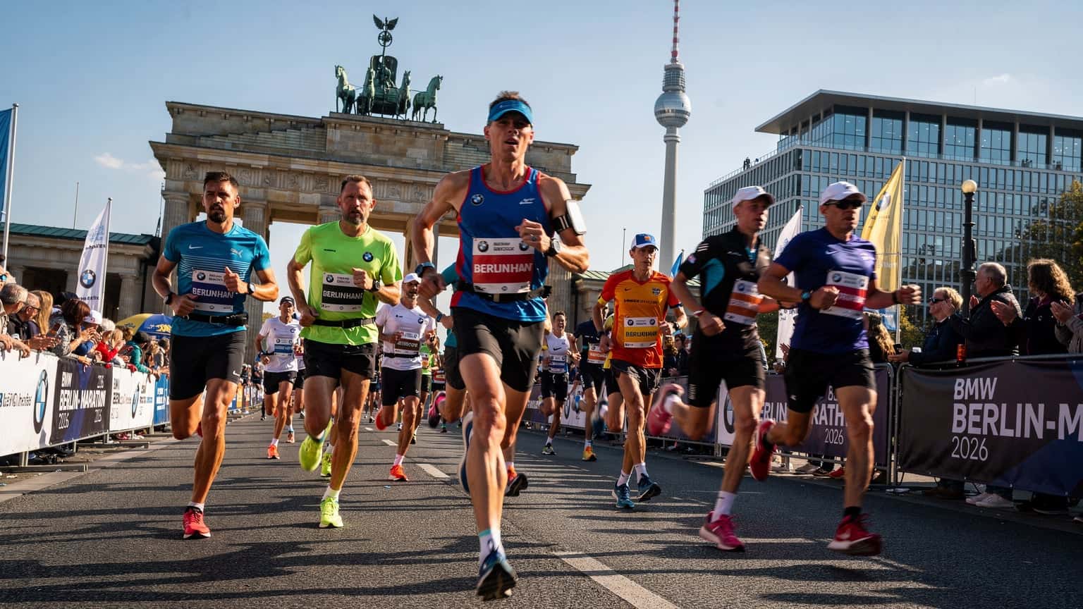 Corredores participando da Maratona de Berlim, com a cidade ao fundo, simbolizando conectividade durante o evento.