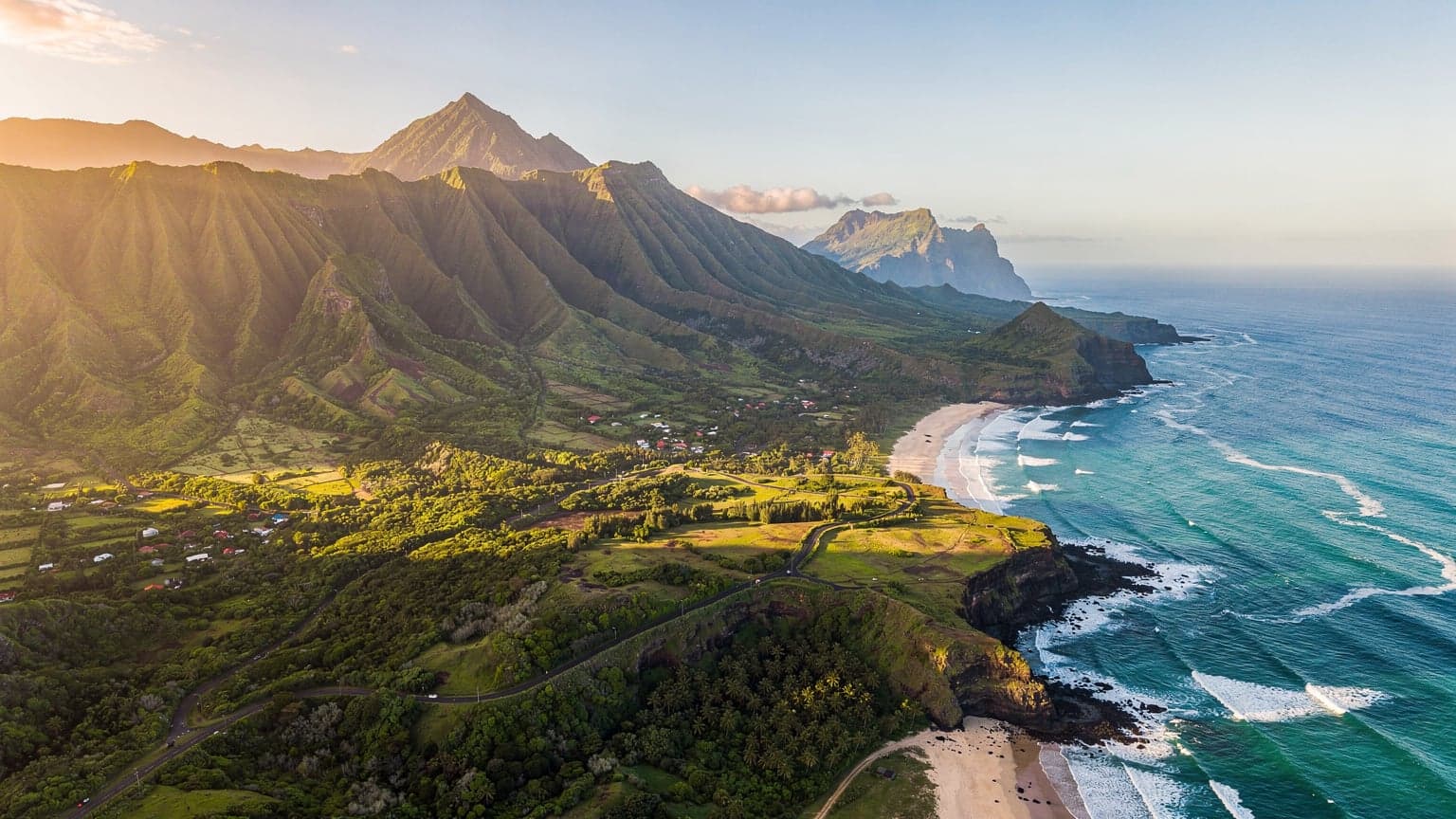 Vue aérienne de la côte de la Réunion avec des montagnes verdoyantes et l'océan, symbolisant la connectivité en voyage.