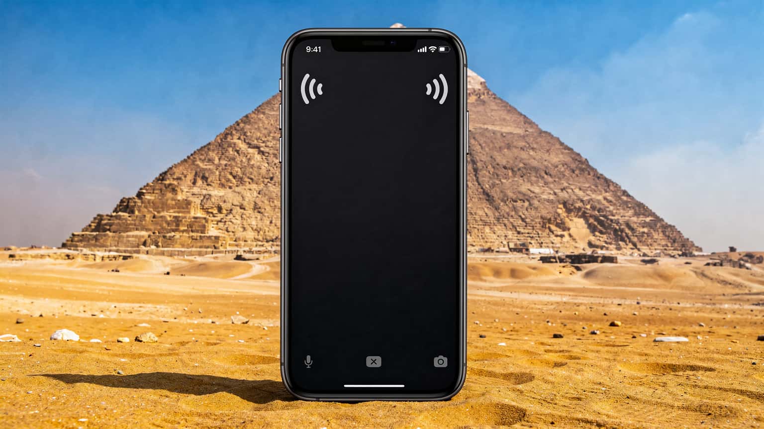 Mısır'da bir piramit ve modern bir akıllı telefonun birleşimi, mobil bağlantıyı temsil ediyor.