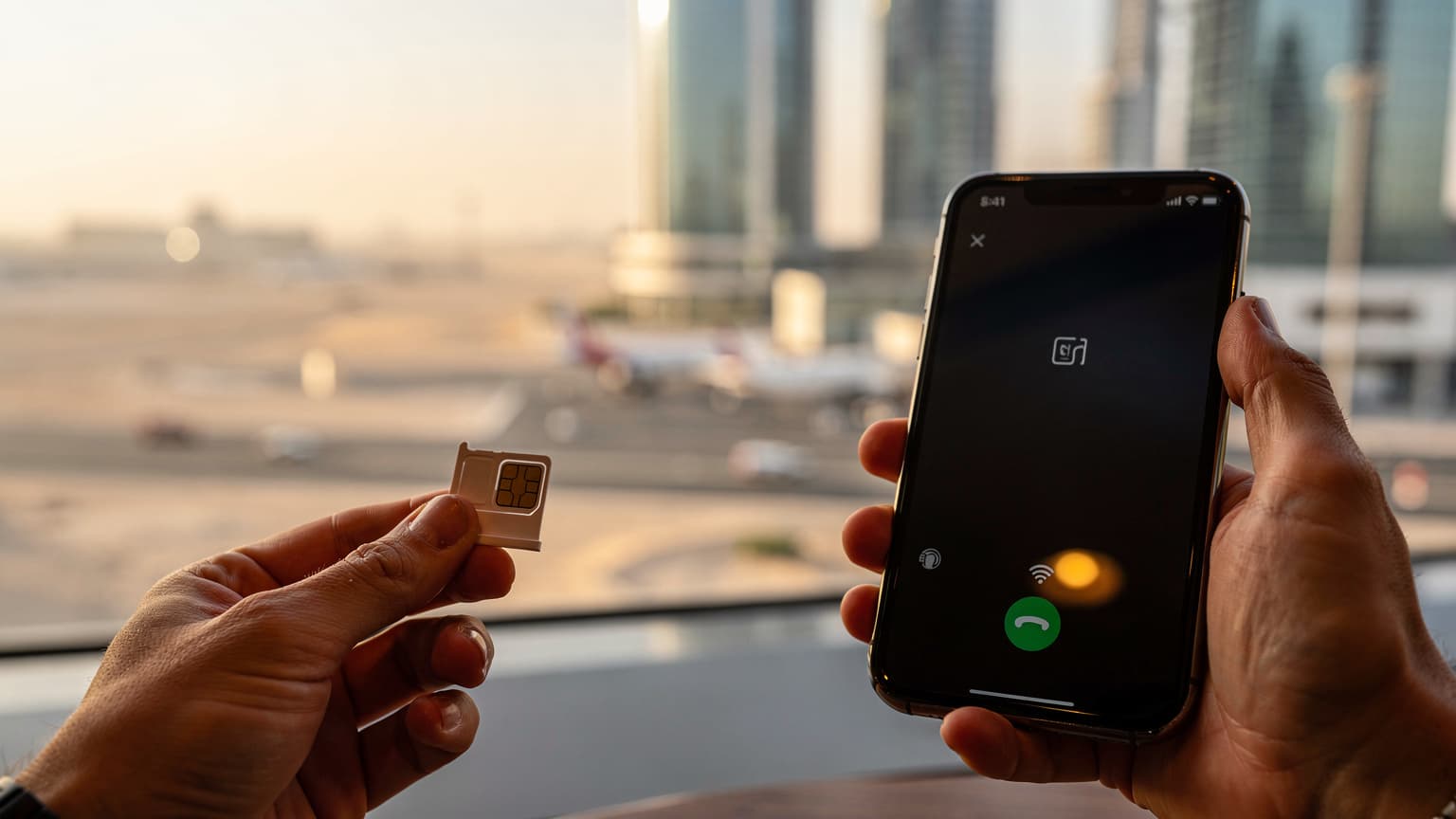 eSIM أم شريحة محلية في الإمارات؟ الدليل الشامل لاختيار الأنسب لرحلتك