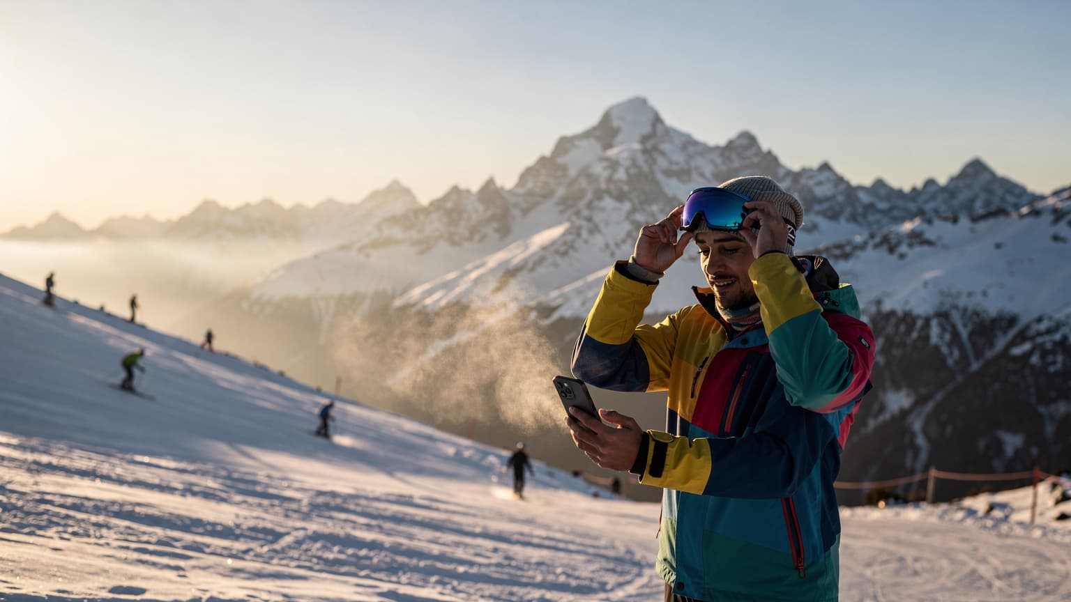 Uma mulher sorridente em roupas de esqui, sentada em um teleférico com vista para montanhas cobertas de neve nos Alpes Suíços, segurando um smartphone que exibe um mapa digital.