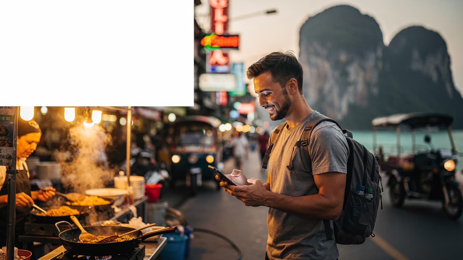 Une femme souriante tient son smartphone avec une carte de Bangkok affichée, assise à une table de café en plein air dans le quartier de Charoenkrung, un long-tail boat passant en arrière-plan sur le Chao Phraya. Elle sirote un café glacé.
