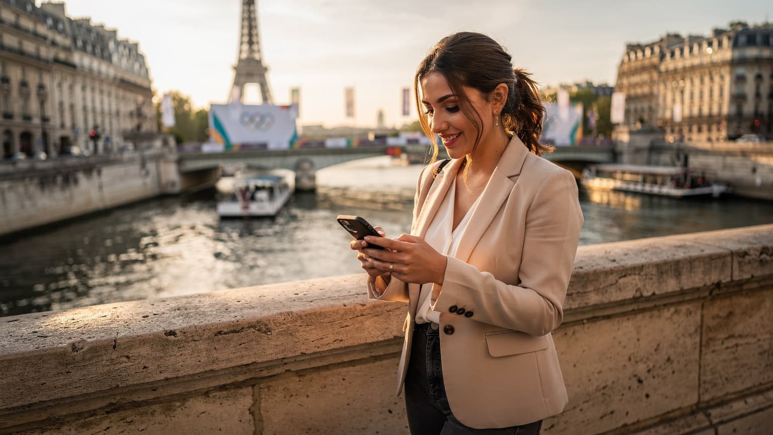 Une jeune femme regarde son smartphone, l'écran affichant des informations sur les Jeux Olympiques de Paris 2026, avec la Tour Eiffel en arrière-plan sous un ciel bleu clair, capturant l'excitation de l'événement.