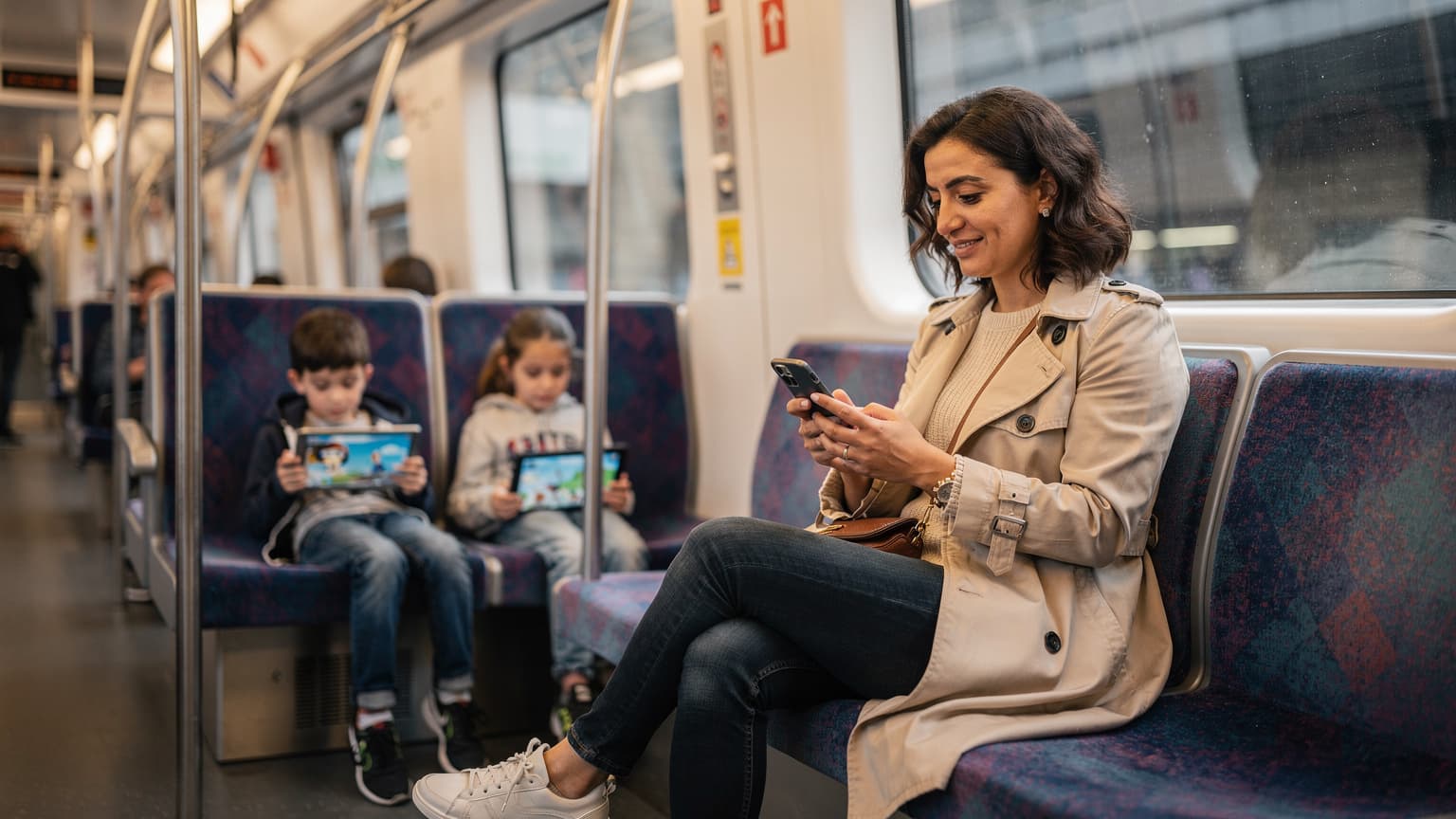 Londra'da bir metronun içinde, ailesiyle birlikte seyahat eden bir anne, telefonundan rota kontrol ederken, çocukları tabletlerinde çizgi film izliyor.